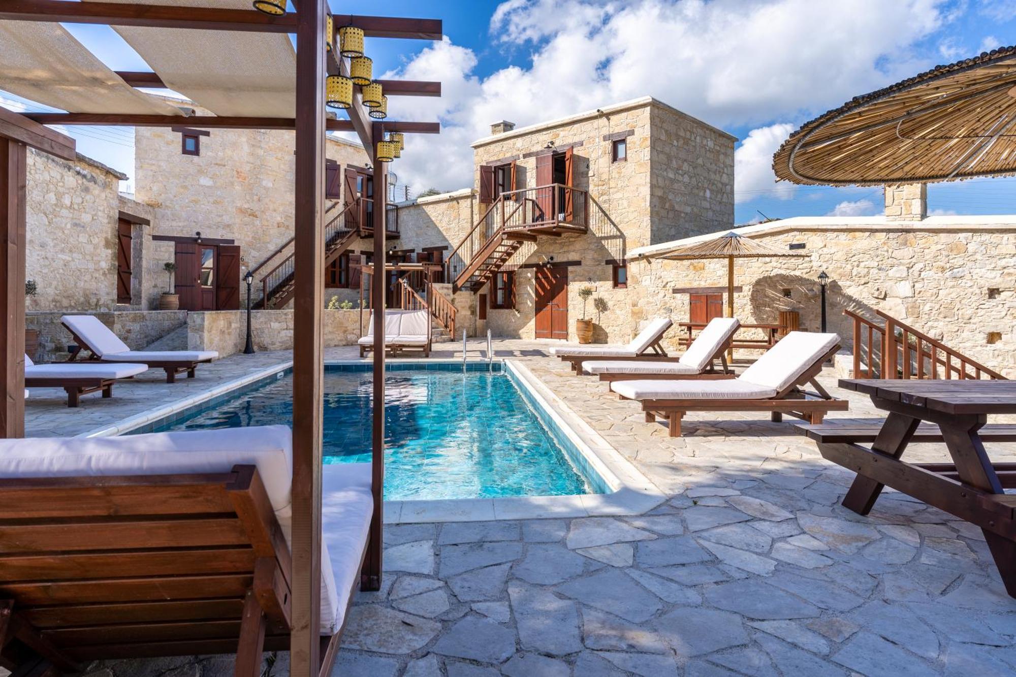 Stone Court Boutique Studios Милиу Экстерьер фото