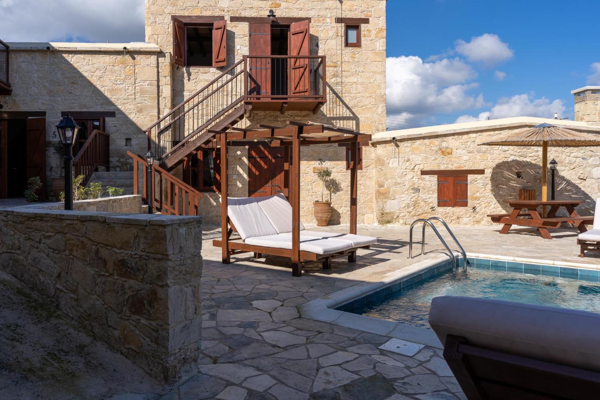 Stone Court Boutique Studios Милиу Экстерьер фото