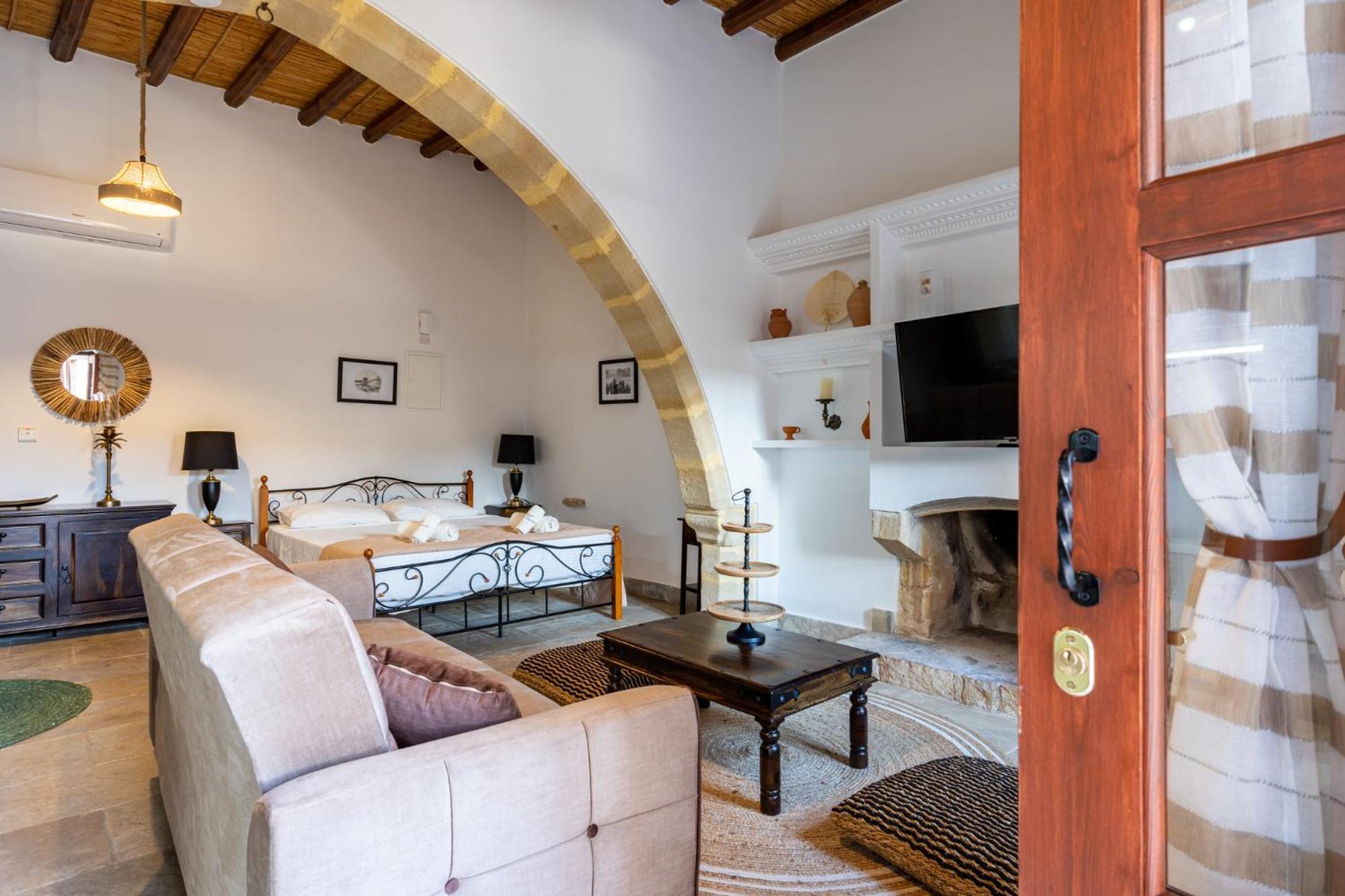 Stone Court Boutique Studios Милиу Экстерьер фото