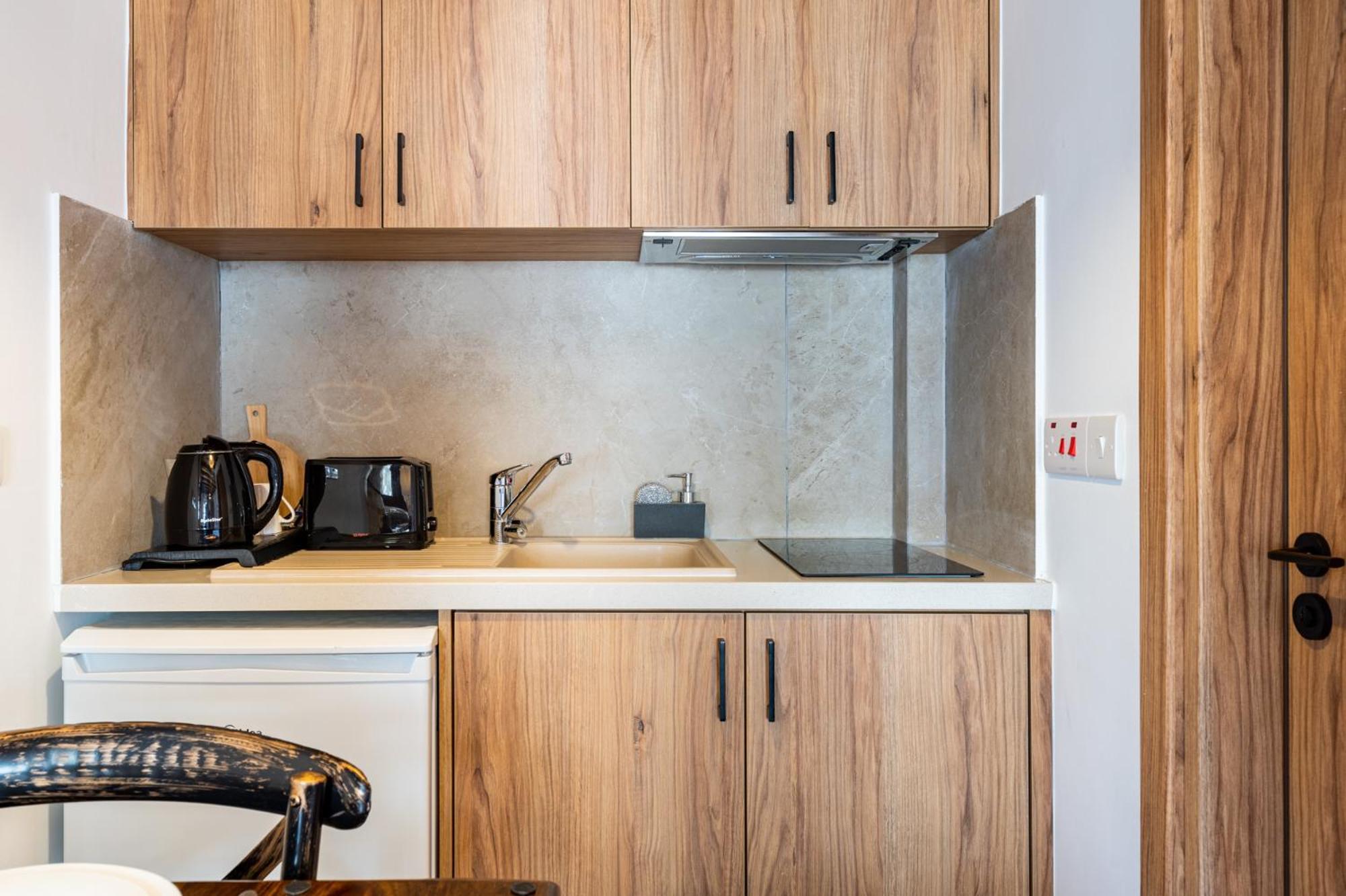 Stone Court Boutique Studios Милиу Экстерьер фото