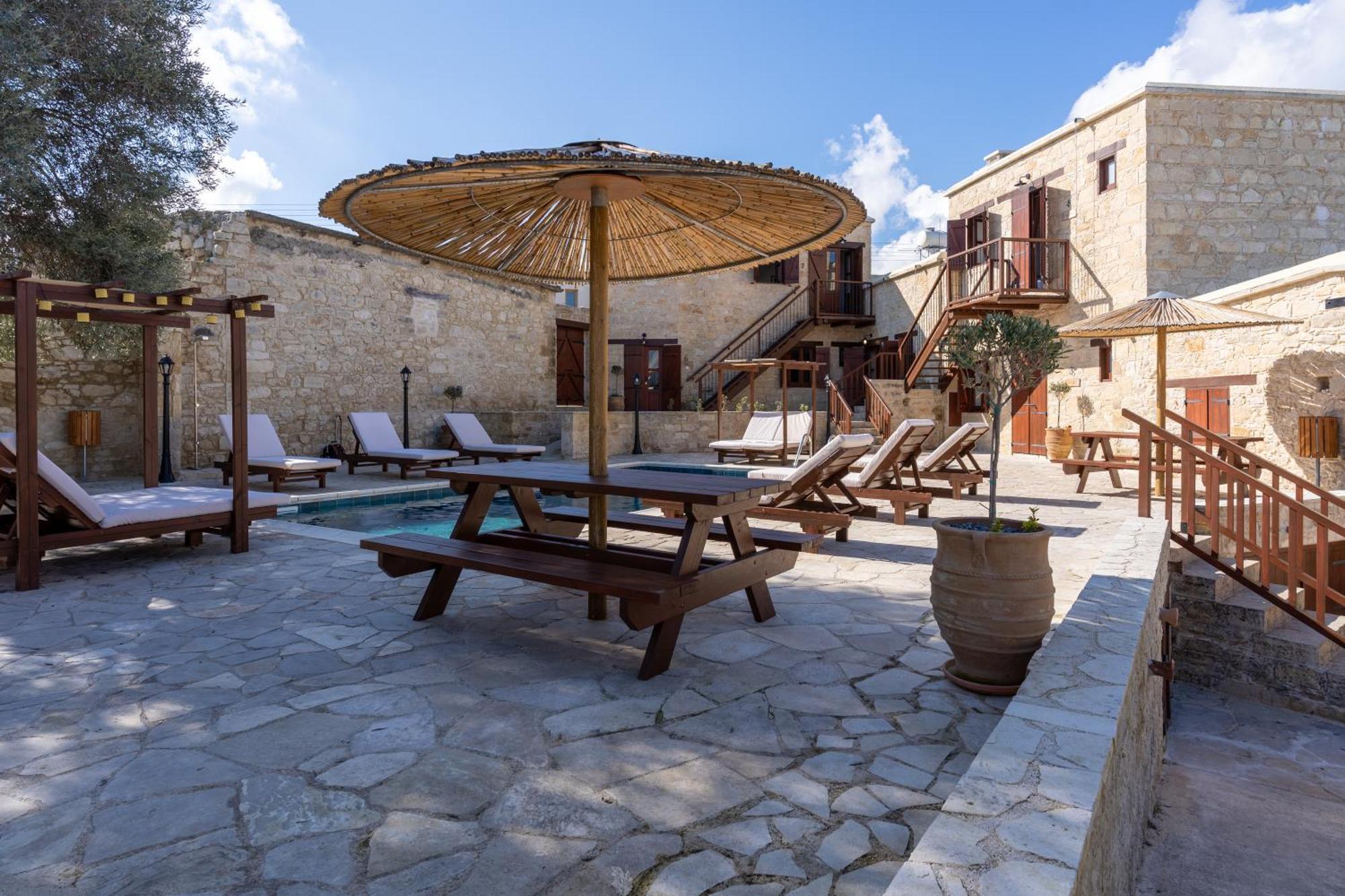 Stone Court Boutique Studios Милиу Экстерьер фото